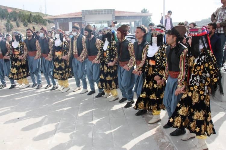 <p><span style="color:rgb(0, 0, 0)">Diyarbakır Büyükşehir Belediyesi Kültür ve Sosyal İşler Daire Başkanı Ali Çelik, baharı On Gözlü Köprü ve Kırklar Dağı gibi tarihi bir mekanda karşılamaktan dolayı mutlu olduklarını söyledi. Çelik, "Bugün günlerden 21 Mart Pazar, 6 ay süreçte mahalle ve sokaklarda yaptığımız, ‘Küçede Sanat Var’ etkinliğini bugün On Gözlü Köprü yanında Dicle Vadisinde gerçekleştiriyoruz. Sanatçılarımız ve halkımızla birlikte baharı karşılamış olduk. Ateşler yakıldı, halaylarla Kürtçe, Zazaca gibi çeşitli dillerde şarkılar söylediler, sürpriz sanatçılarımız oldu, Nilüfer Akbal, Bedri Ayseli gibi sanatçılarımız sahne aldı. Güzel bir şekilde baharı karşılamış olduk. Diyarbakır’da baharı On Gözlü Köprü ve Kırklar Dağı gibi tarihi bir mekanda karşılamış olmak çok güzel ve mutluluk verici bir durum. ’Küçede Sanat Var’ etkinliğimiz, önümüzdeki haftalarda devam edecek, merkez ilçeleri bitirdik, tek tek diğer ilçelerimize gideceğiz. Her hafta pazar günü etkinliğimizi yapacağız" dedi.</span></p>