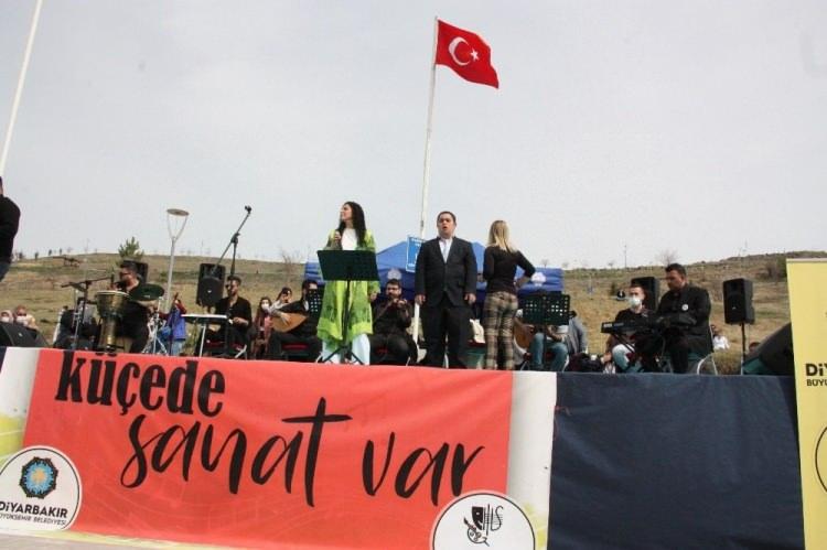 <p><span style="color:rgb(0, 0, 0)">Vatandaşlar memnun ayrıldı</span></p>
<p><span style="color:rgb(0, 0, 0)">Etkinliğe katılan Ayşegül Pakdemir isimli vatandaş, Diyarbakır’ı çok sevdiğini, böyle bir programın olmasından dolayı mutlu olduğunu söyledi.</span><br />
<span style="color:rgb(0, 0, 0)">Helin Oral ise Nevruz’u güzel bir şekilde kutladıklarını belirterek, "Çok beğendim, çok önemli bir şeydi Nevruz Bayramı, genel olarak kutlandı herkesin beraber kutlayacağı bir bayramdı. Kurallara uyarak geldik, çok güzel geçti" diye konuştu.</span></p>