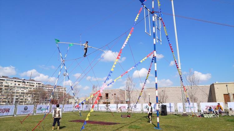 <p>Öte yandan Özbekistan'da, yeni tip koronavirüs (Kovid-19) salgınına rağmen Nevruz Bayramı dolayısıyla kutlamaları da yapılıyor. Eski Sovyet döneminde Nevruz Bayramı kutlamalarının yasaklanmasına rağmen, halkın kendi değerlerine, gelenek, görenek, örf ve adetlerine gösterdiği önemden dolayı nevruz, bin yıllardan bu yana varlığını sürdürüyor.</p>
