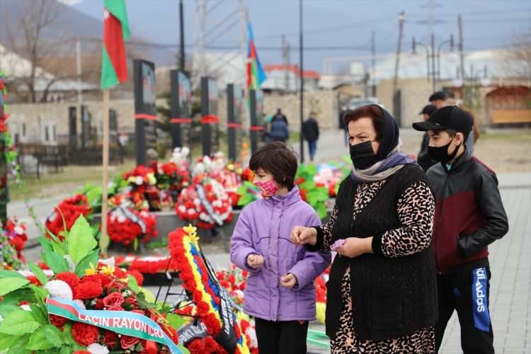 <p>Azerbaycanlılar, Nevruz Bayramı'nda şehitliklere akın etti <a href="http://185.195.228.158/agency_pool/aa_images/2021/11/70e65189ffc1be0794b16b8e990ac6c5a9f87c62.jpg"> </a></p>
