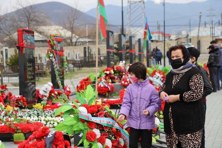 <p>Azerbaycan halkı, Nevruz Bayramı'nda Ermenistan'ın işgali altındaki toprakları kurtarmak için girdikleri savaşta canlarını feda eden askerlerin defnedildiği şehitliklere ziyarette bulundu.</p>