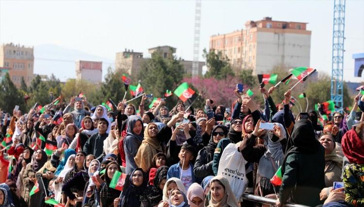 <p>Afganistan'da baharın gelişini simgeleyen Nevruz Bayramı dolayısıyla kutlamalar yapılıyor. Ülkenin kuzeyindeki Mezar-ı Şerif kentinde nevruz dolayısıyla Uluslararası Nevruz Bayramı ve Gül-i Surh (Kırmızı Gül) Festivali düzenleniyor. Kentte bulunan Hz. Ali türbesinin yakınındaki Mavi Cami'nin önünde düzenlenen törene, hükümet yetkilileri, milletvekilleri, Mezar-ı Şerif'teki yabancı ülkelerin diplomatik temsilcileri ve binlerce kişi katıldı.</p>