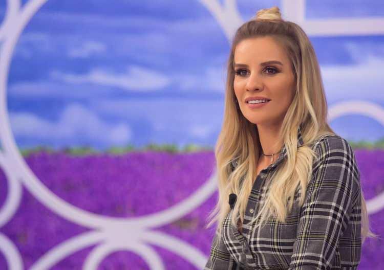 <p><strong>ESRA EROL ÖZBİR</strong></p>
<p>Gazimiz Yakup Satar bu ülkenin öyle kolay kurulmadığını ve bu vatanın da öyle kolay kurtulmadığını nasıl güzel anlatıyor… Bu anlamlı günde onun söylediklerini sizinle paylaşmak istedim.<br />
Bu vatan uğruna canını veren tüm şehit ve gazilerimizin önünde minnetle eğiliyorum.</p>