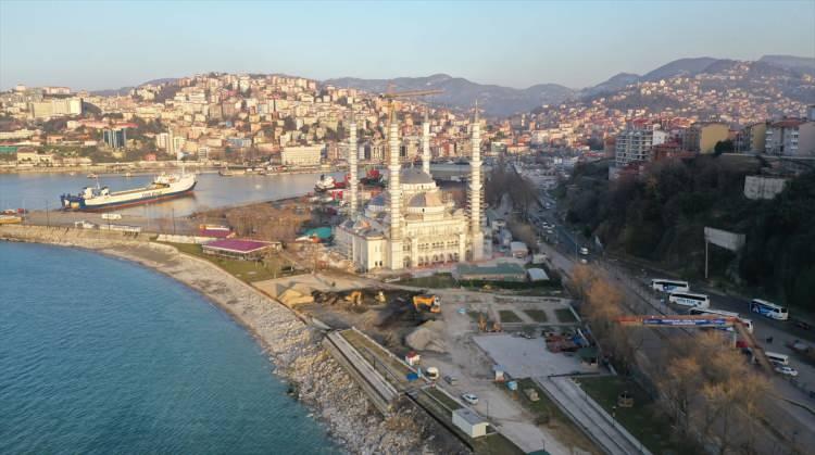 <p>Zonguldak'ta denize hakim noktada inşa edilen Uzun Mehmet Camii'nin yüzde 80'i tamamlandı. Yakın zamanda ibadete açılması planlanan caminin girişinde Arapça "Ya Allah" hat yazısı yer alacak.</p>

<p> </p>
