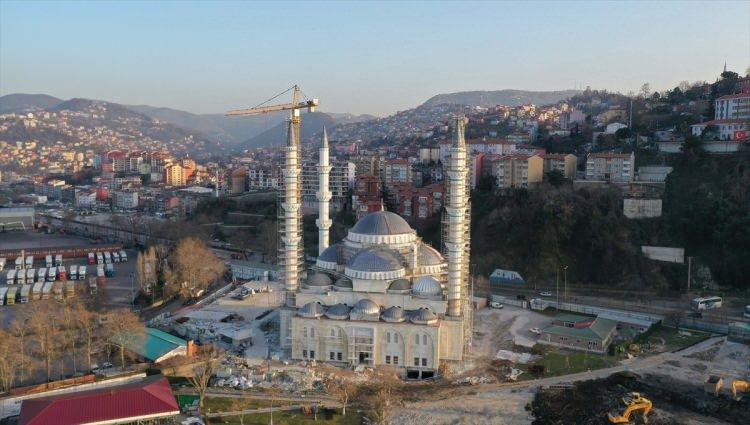 <p>Eksi birinci katında 8 bin metrekare genişliğinde 190 araçlık otopark ve 81 abdesthanenin yapılacağı camide, 5 asansör bulunacak. Yaklaşık 6 bin kişinin aynı anda ibadet edebileceği caminin, Kadir Gecesi'nin idrak edileceği 8 Mayıs'ta ibadete açılması bekleniyor.</p>
<p> </p>