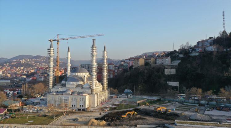 <p>Şehrin simgesi olacak caminin yapımının tüm hızıyla devam ettiğini belirten Alan, "Kaba inşaatı aylar önce bitmişti. İçerisindeki ince işçilik dediğimiz işler yoğun bir şekilde devam ediyor. İnşallah 8 Mayıs'ta Kadir Gecesi Cumhurbaşkanımızın bizatihi katılarak açılışını yapacağı cami, kentimize hayırlı olsun" diye konuştu.</p>

<p> </p>
