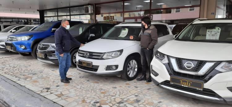 <p>İkinci el otomobil satışlarında vadelendirme işlemi fiyata göre belirlenirken, orta gelir grubunu ilgilendiren 120 bin lira ve altındaki araçlar için 45 ay olan vade sayısı 60 aya çıkarıldı. İzmirli ikinci el esnafı, yeni vadelendirme işleminin satışlara olumlu yansıdığını ve piyasayı hareketlendirdiğini söyledi.</p>
<p> </p>