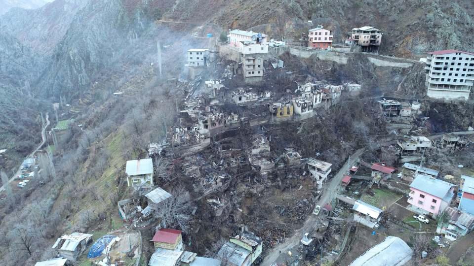 <p>Yangından etkilenen vatandaşlarımızın barınma ve beslenme ihtiyaçları için hazırlıklar tamamlandı. Çalışmalar tüm hızıyla devam ediyor" ifadelerini kullandı.</p>
