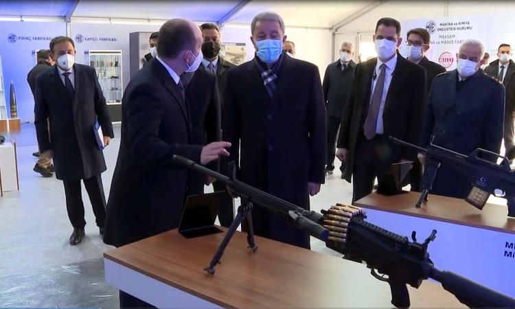 <p>RDX Üretim Tesisi Otomasyon Merkezi'nde yetkililerden bilgi alan Akar, MKEK ve RDX tesislerinde yürütülen çalışmaların anlatıldığı tanıtım filmlerini izledi.</p>