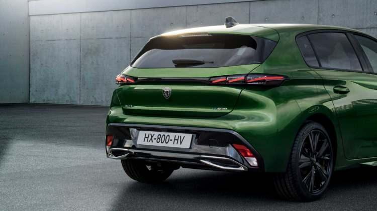 <p>Motorlar gücünü 12,4 kWh'lik bataryadan alıyor. Bu bataryanın şarj süresi ise, 7,4 kW Wall Box (32 Amper) ve 7,4 kW kablo ile 1 saat 55 dk, güçlendirilmiş 16 Amper prizlerden 3,7 kW kablo ile 3 saat 50 dk, standart 8 Amper prizlerden 3,7 kW kablo ile 7 saat 5 dk.</p>
