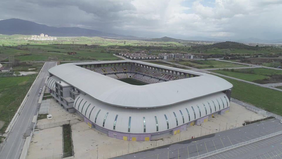 <p>İzmir'in merkeze 100 kilometre uzaklıktaki küçük ilçesi Tire'ye 60 milyon TL maliyetle yaptırılan UEFA standartlarındaki yeni stat, yalnız 1 yıl kullanıldıktan sonra atıl kaldı. Kapılarını açtığı 2018 yılında kentin en modern ve en donanımlı stadı olan 15 bin taraftar kapasiteli tesiste 2 yıldır hiç profesyonel lig maçı oynanmadı.</p>

<p> </p>
