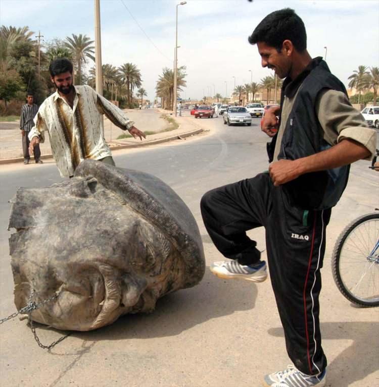 <p>Bu kararla, Irak'ın işgaline uydurma bir bahaneyle girişilmesinin yanı sıra BMGK'nin devre dışı bırakılması nedeniyle uluslararası hukuk da çiğnendi.</p>
<p><br />
Fotoğraf: 18 Nisan 2003'de Irak'ta ABD karşıtı gösteriler hız kazanmaya başlarken, Devrik Lider Saddam Hüseyin'in heykelinin başı da bazı Iraklılar tarafından bir kamyonetin arkasına bağlanarak Bağdat sokaklarında gezdirildi. Bazı Iraklılar da heykeli tekmeledi. </p>