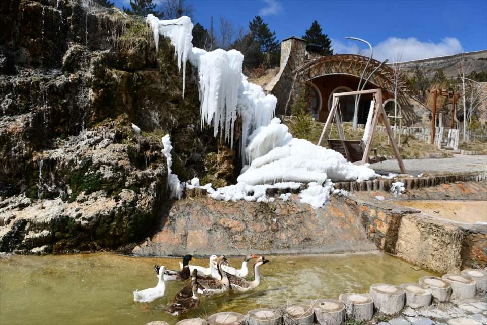 <p>Buz sarkıtlarını görmek için aileleriyle bölgeye gelen vatandaşlar, güzel manzarayı fırsat bilip fotoğraf çektirdi. </p>

<p> </p>
