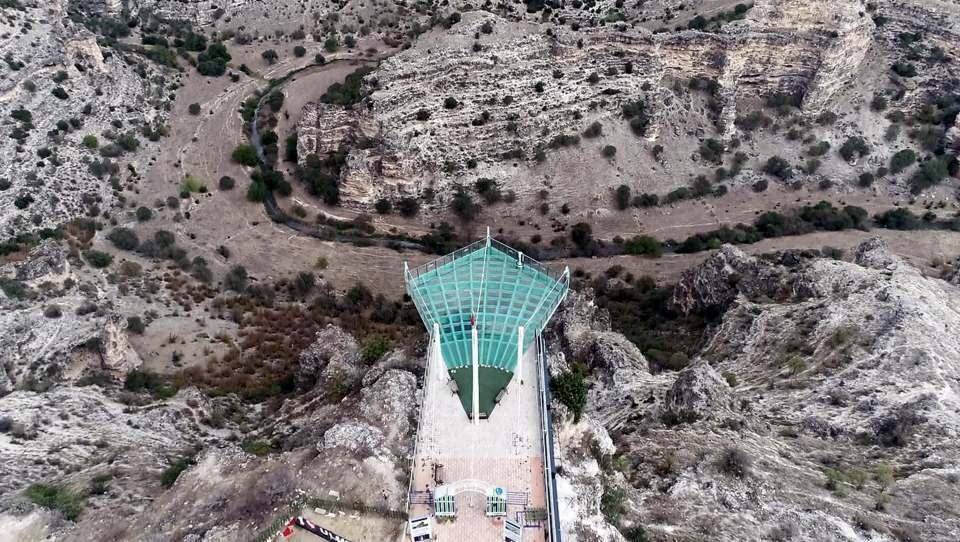 <p>Afyonkarahisar'dan gelen Fikret Atay da "Özelikle buraya kanyonu görmeye geldik. Çok beğendim. Yükseklik korkum olduğu için cam teras üzerinde tutunarak yürümeye çalıştım. Biraz korktum, tedirgin oldum. İster istemez "Üzerinde yürüdüğünüz cam kırılır mı?' diye korkuyorsunuz. Sağlamdır ama yine de korkuluyor" diye konuştu.</p>

<p> </p>
