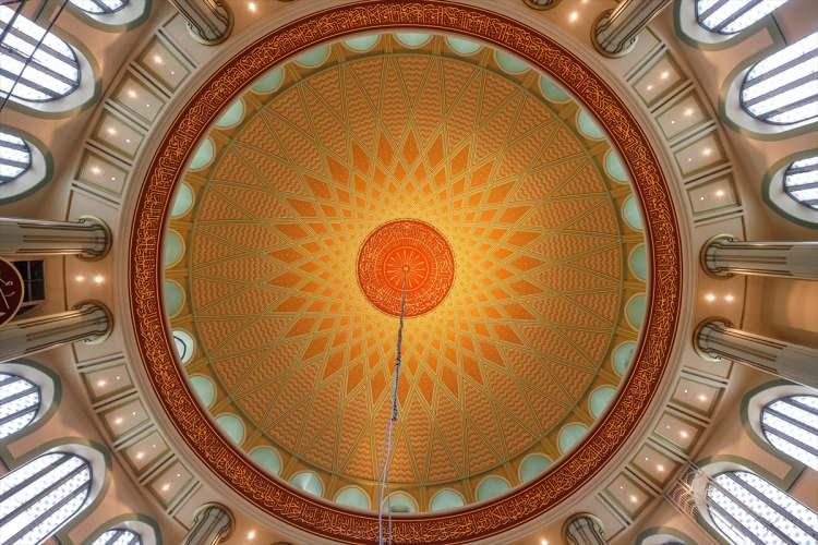 <p>Ayrıca asılacak diğer hat levhalarda Muhammed, Ebubekir, Ömer, Osman, Ali isimleri yazıyor.</p>
<p> </p>