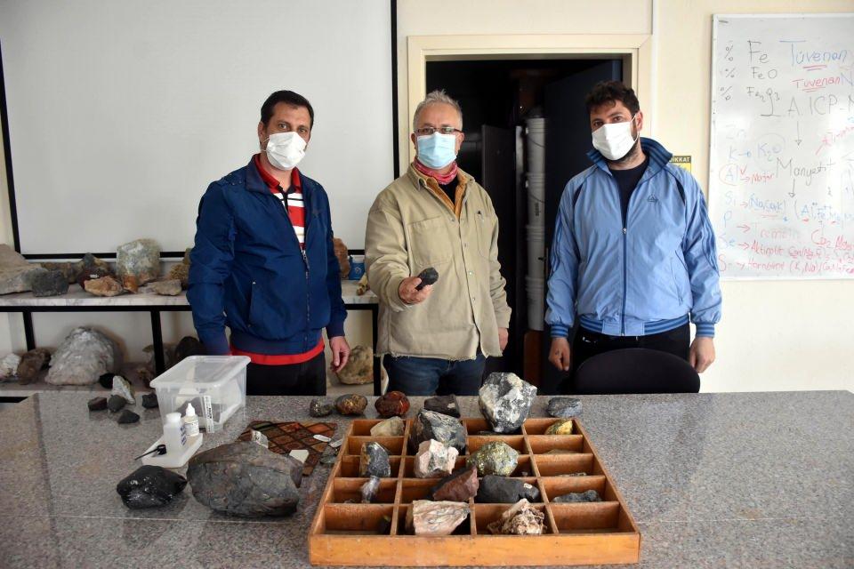 <p>İkili, boyutuna rağmen ağır olan taşı, ayrıca uzmanlara gösterdi. Meteorit olabileceği söylenmesi üzerine de Dokuz Eylül Üniversitesi (DEÜ) Mühendislik Fakültesi Jeoloji Mühendisliği Bölümü'nden Doç. Dr. Cüneyt Akal'dan yardım istedi. Atmosferden geçtiği için yandığı tahmin edilen taş, Akal tarafından incelenecek. </p>