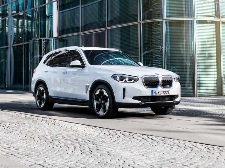 <p>Yeni BMW iX3, beşinci nesil eDrive teknolojisiyle BMW'nin tamamen elektrikli mevcut modellerinden yüzde 30 daha fazla güç üretiyor.</p>
