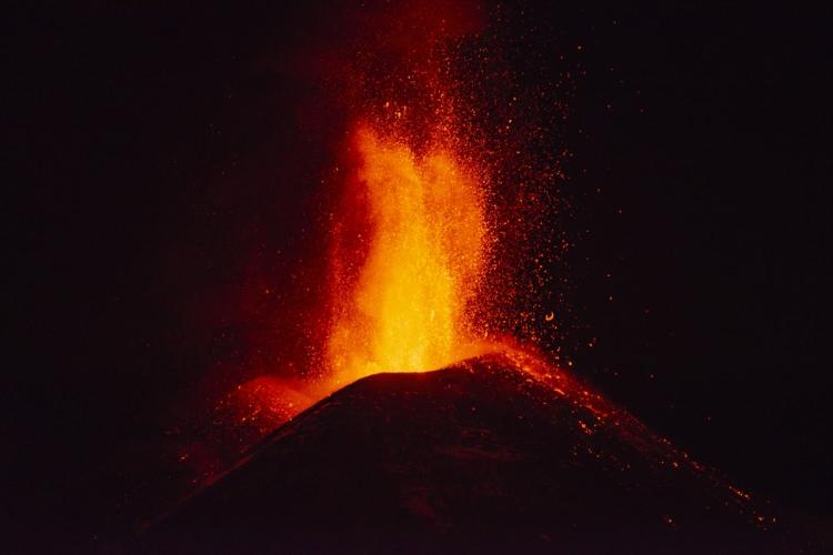 <p>İtalyan basınında yer alan haberlere göre, Sicilya Adası'ndaki 3 bin 326 metre yüksekliğindeki Etna Yanardağı, 16 Şubat'tan bu yana 16. kez lav ve kül püskürttü. Dağın aktif güneydoğu kraterinde meydana gelen patlama sebebiyle yanardağ yamacında lav akışı gözlendi.</p>
