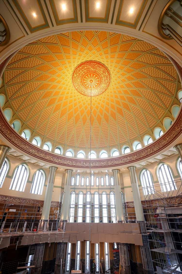 <p>Hattat Davut Bektaş ve Nakkaş Adem Turan tarafından hazırlanan hat yazıları tamamlandıktan sonra montajı yapılarak yerine takıldı ve boyama işleri bitirildi. </p>
<p> </p>