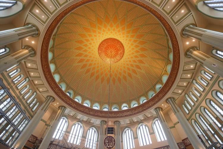 <p>Caminin içerisinde yer alacak 6 hat levhanın ilki olan "Allah" lafzı asıldı, diğer levhaların montajı için ise çalışmalar devam ediyor. </p>