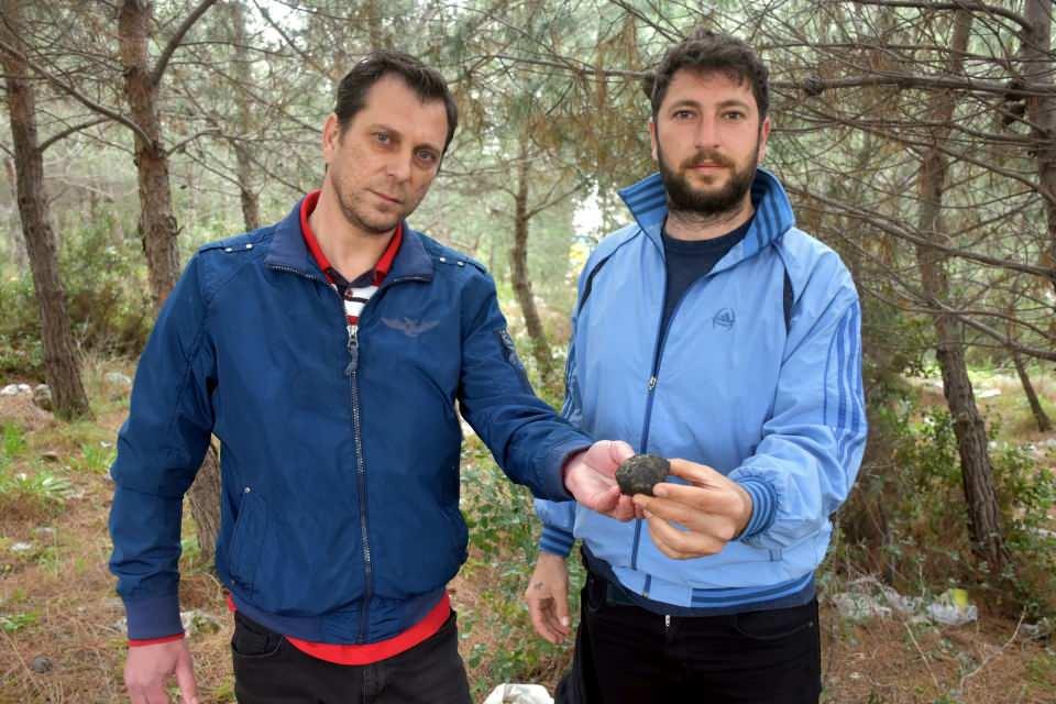 <p>Ozan Hantekin, "Dağlık alanda yürüyüş yaparken yerde bir taş buldum. Üstü yanık bir taştı. İnternetten araştırdığımda bunun göktaşı olabileceğini öğrendim. Ne olduğunu öğrenebilmek için birkaç hocaya götürdük.</p>
<p> </p>