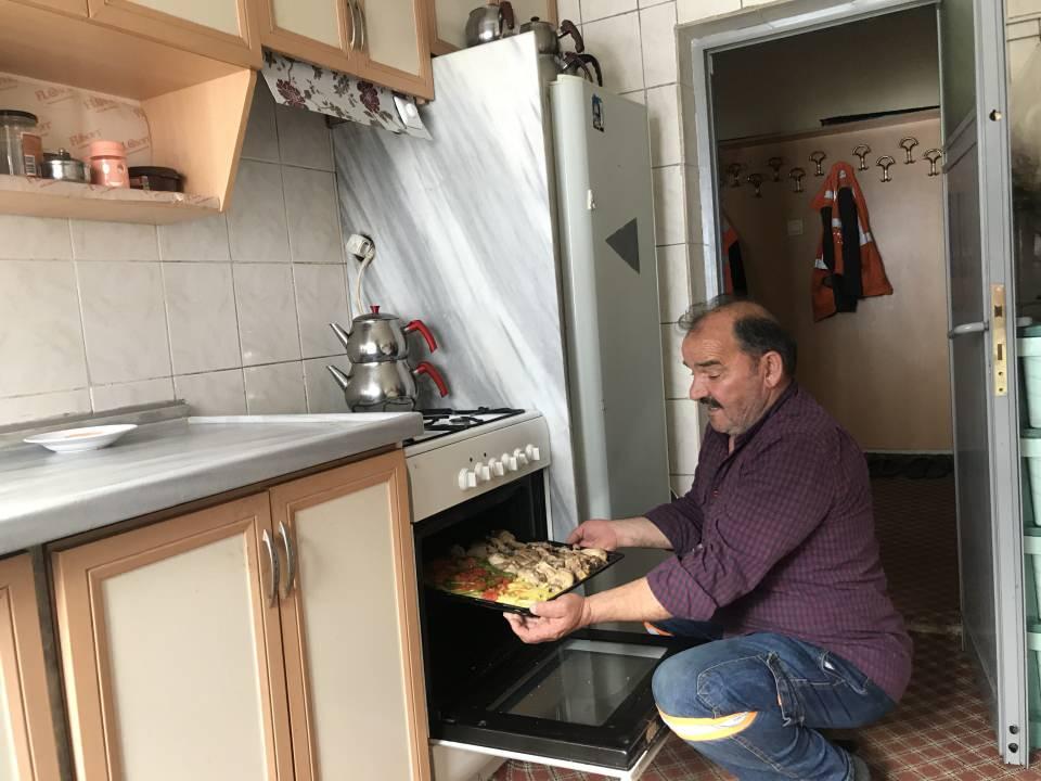 <p><strong>İşçilerin yemeği Mustafa Ustadan soruluyor</strong><br />
<br />
Karayolları 3. Konya Bölge Müdürlüğü 36. Şube Şefliği Alacabel Bakımevinde aşçı olarak çalışan Mustafa Gülnar ise, ekip arkadaşlarına en iyi yemeği çıkarmaya çalıştığını söyledi. </p>
