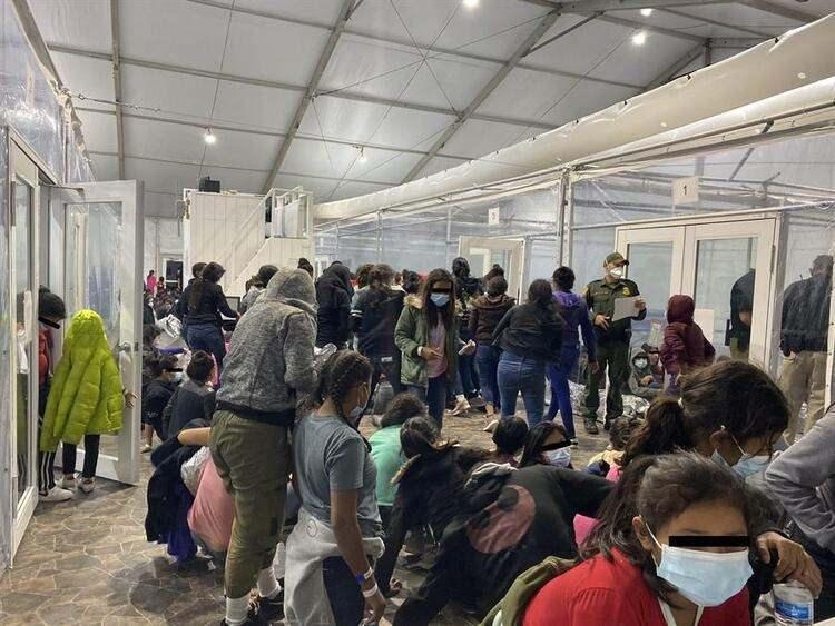 <p>Haftasonu çekilen karelerde pandemi döneminde sosyal mesafe kurallarının da hiçe sayıldığı gözler önüne seriliyor.</p>

