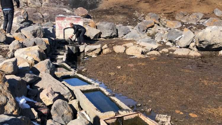 <p>Arpa&ccedil;ay'a bağlı Karakale k&ouml;y&uuml;ndeki 86 yıllık taş &ccedil;eşme ve yalaklar, g&ouml;renlerin ilgisini &ccedil;ekiyor. Tarihi &ccedil;eşme ve yalaklar, d&ouml;nemin taş ustalığını bug&uuml;ne taşıyor.&nbsp;</p>

<p>&nbsp;</p>
