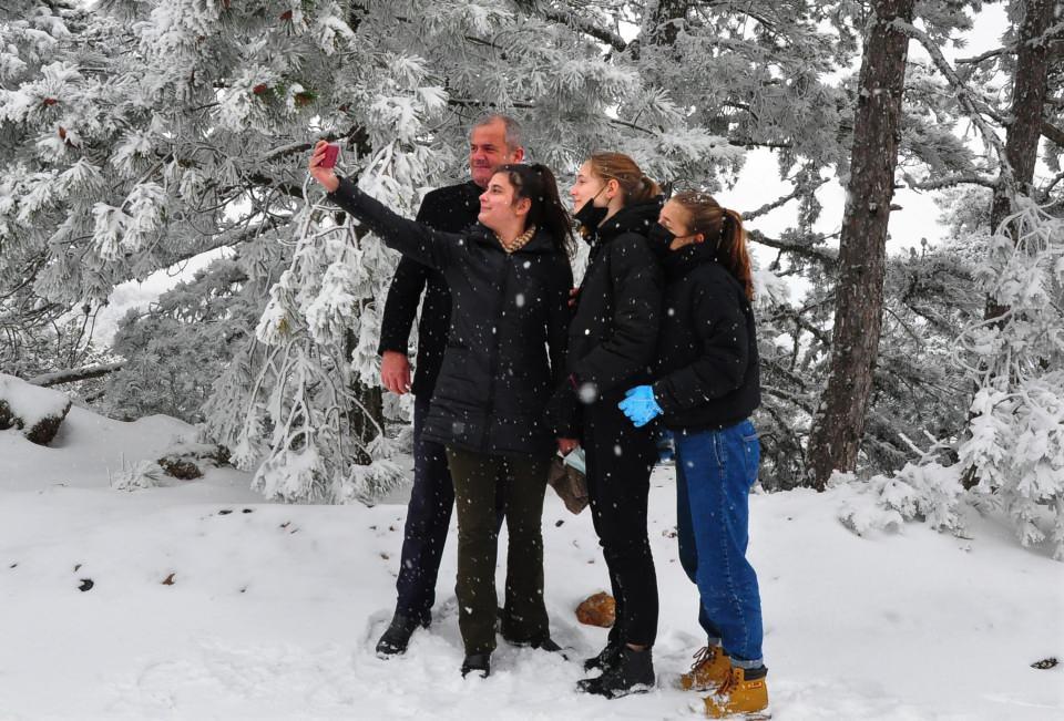 <p>Manisa'da, kar yağışı hayatı olumsuz etkilerken &ouml;te yandan vatandaşlar Spil Dağı'nda yağan karın keyfini &ccedil;ıkarttı. Kula, Selendi, Demirci, G&ouml;rdes il&ccedil;e merkezleriyle; Şehzadeler, Yunusemre, Salihli, Alaşehir, Sarıg&ouml;l, Turgutlu, Ahmetli, K&ouml;pr&uuml;başı il&ccedil;elerinin y&uuml;ksek kesimlerinde etkili olan kar, ulaşımda aksamalara neden oldu.&nbsp;</p>
