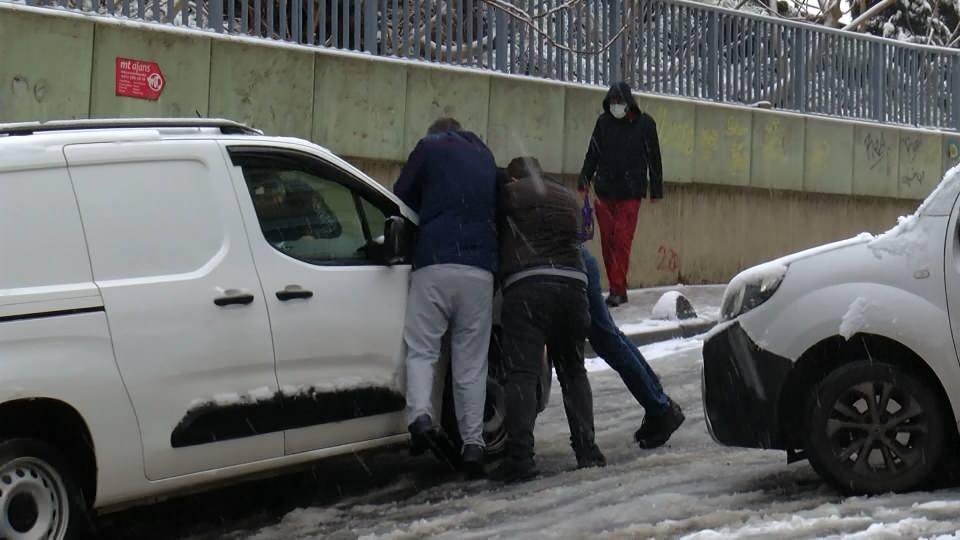 <p> Kağıthane'de işe gitmek için evlerinden çıkanlar, karla kaplı kaldırımlarda yürümekte zorlandı. </p>
