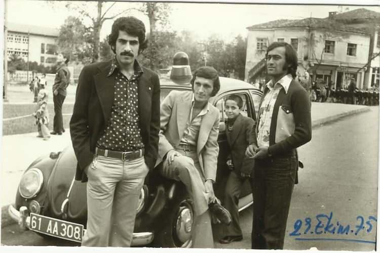 <p>Bir bayram günü Trabzon Lisesi önü. Trabzon 1975</p>

<p> </p>
