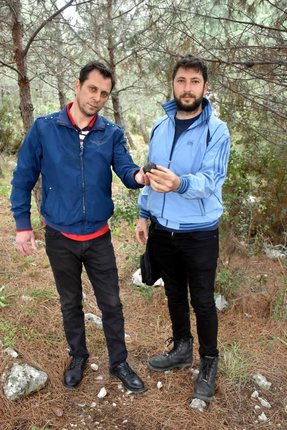 <p> Göktaşı olabileceği ancak incelenmesi gerektiği söylendi. İçinde hangi elementlerin olduğunu öğrenmek istiyoruz, değerli mi, onu da bilmek istiyoruz. Satmayı düşünüyorum. </p>