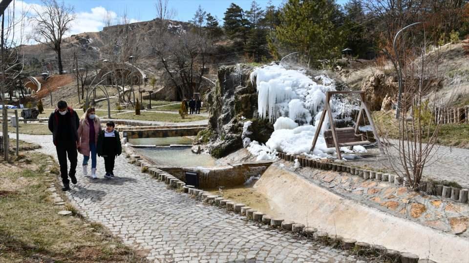 <p>Ziyaretçilerden Ramazan Çiğdem ise Hobbit Evleri'nin Türkiye'nin sayılı güzel yerlerinden birisi olduğunu belirterek, gece gündüz sıcaklık farkı nedeniyle oluşan buz sarkıtlarına da hayran kaldığını dile getirdi.</p>
