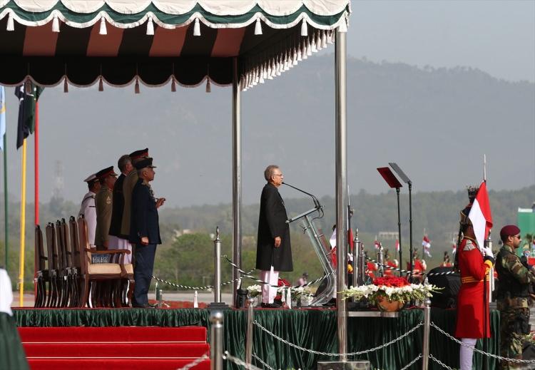 <p><strong> Keşmir'de çözüm vurgusu</strong></p>

<p>Cumhurbaşkanı Alvi, burada yaptığı konuşmada, Pakistan’ın Keşmir halkına desteğini yineleyerek İslamabad yönetiminin Keşmir halkını asla terk etmeyeceğini söyledi.</p>
