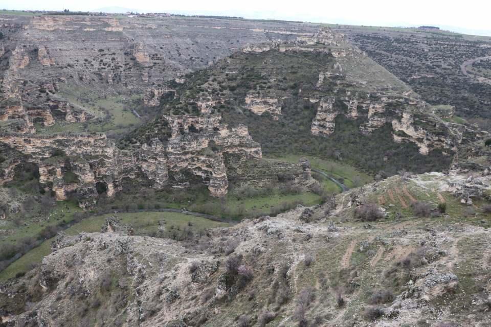 <p>Yüksekten korkmayan ziyaretçiler cam teras üzerinde yürüyerek manzaranın tadını çıkarıp, bol bol fotoğraf çekerken, yükseklik korkusu olanlar ise bu keyiften mahrum kalıyor.</p>
