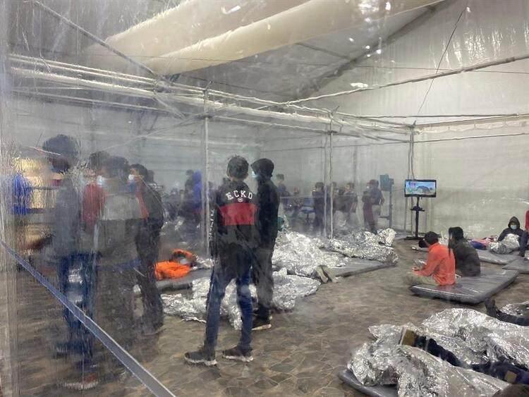 <p>ABD'de koronavirüs döneminde pandemi ile savaşmak adına belirlenen sosyal mesafe minimum 2 metre olarak açıklanmıştı.</p>
