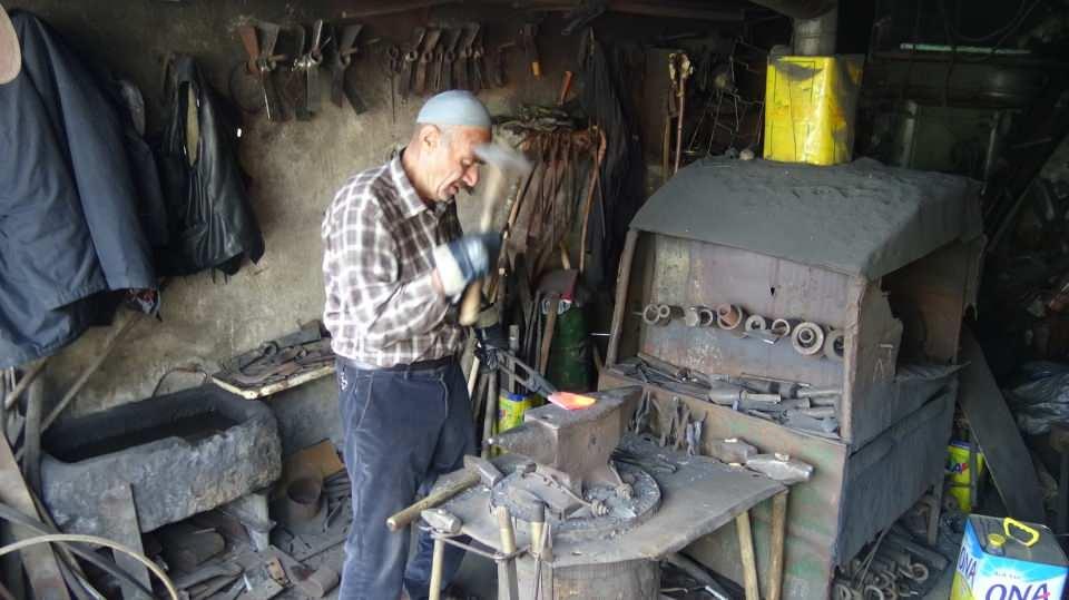 <p>Gücü ve ömrü yettiğince çekiç sallamaya devam edeceğini belirten Sayış, "Mesleğimiz artık can çekişiyor. Teknoloji ilerledikçe bu iş ölüyor. Yetiştirecek çırak da bulamıyoruz" dedi.</p>
<p> </p>