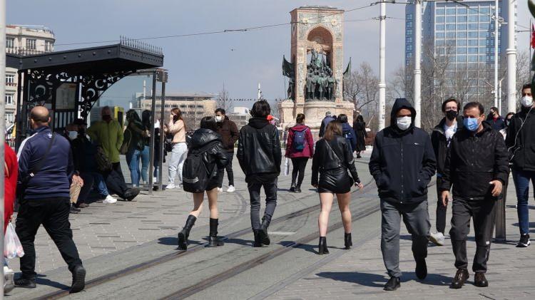 <p>"KORONAVİRÜSE DİKKAT ETMEYE ÇALIŞIYORUZ"</p>
<p>Çocuğunu gezdirmek için Ortaköy Sahiline gelen Nilay Kaçar ise "Çocuğu dışarı çıkaramıyoruz. Güzel havayı bulunca dışarı çıkalım nefes alalım dedik. Koronavirüs de var ama dikkat etmeye çalışıyoruz. Ellerini yıkıyoruz. Kalabalık yerlere koymamaya dikkat ediyoruz. Yarın kısıtlama nedeniyle evdeyiz. Haftada bir gün dışarı çıkıyoruz" diye konuştu. </p>