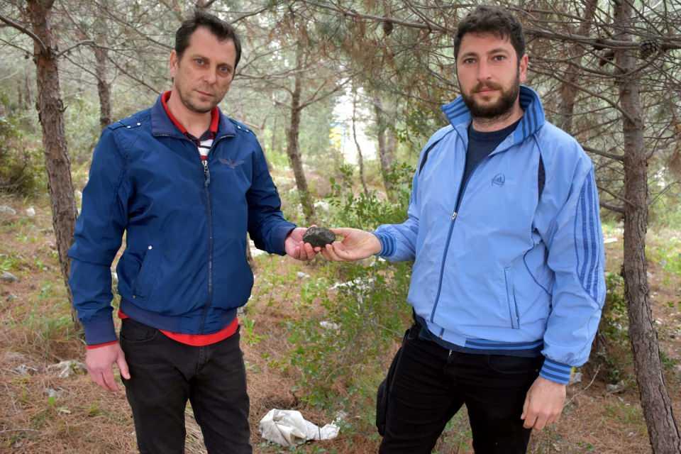 <p>Çünkü meteorit, sırsız porselende çizgi izi bırakmaz. Bu getirilen taş da sırsız personelde siyah iz bırakıyor. Bu durum da şüpheli. Şu an bunun meteorit olup olmadığını tam olarak bilmiyoruz. Bir parça alıp inceleyip irdeleyeceğiz. İncelemeden sonra gerçek sonucu söylemek mümkün olacak" dedi.</p>