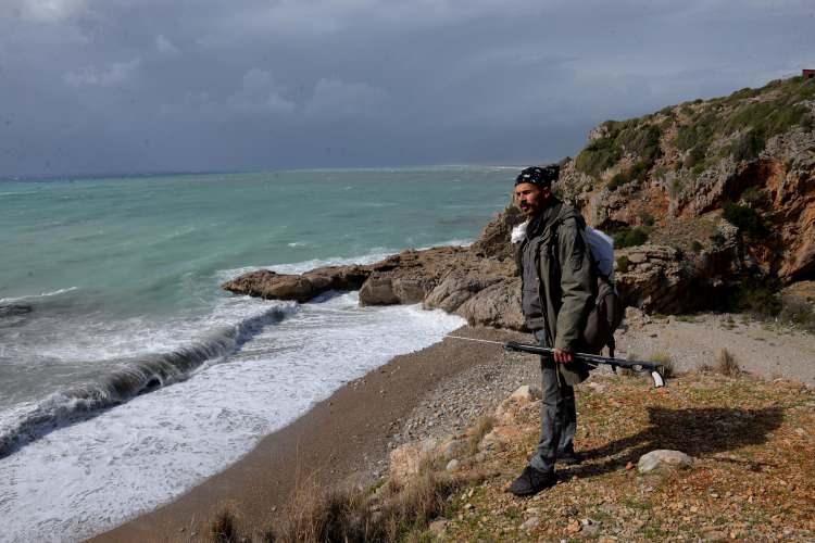 <p>Tüm bunlardan uzaklaşmak istedim ve bu nedenle ben de memleketime döndüm. Babamdan kalma küçük, iki odalı bir evimiz var, deniz kenarında orda tek başıma kalmaya ve doğal yaşamaya karar verdim. </p>
