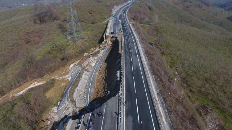 <p>Jandarma ekipleri Şifalı Su ile Akçakoca Sapak mevkilerinde önlem alarak araç geçişine geçişine izin vermiyor.</p>
