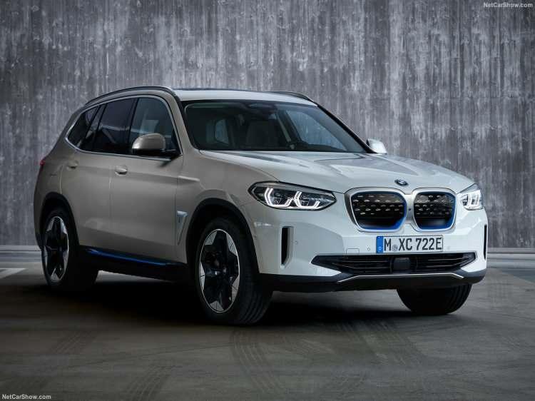 <p>Yeni BMW iX3, hızlı şarj istasyonlarında 10 dakikada yaklaşık 100 kilometrelik bir menzile kavuşurken yalnızca 34 dakikada pillerini yüzde 80 oranında şarj ediyor.</p>
