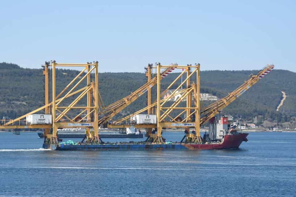 <p>&Ccedil;in&rsquo;in Dalian Limanı'ndan, Tekirdağ'da bulunan Asyaport Limanı'na 65 metre y&uuml;ksekliğinde liman vinci g&ouml;t&uuml;ren G&uuml;ney Kore bayraklı 'Hanjin Leader' isimli gemi, saat 11.00'de Ege Denizi&rsquo;nden &Ccedil;anakkale Boğazı&rsquo;na giriş yaptı. 152.5 metre uzunluğunda ve 40 metre genişliğindeki y&uuml;k gemisi 1915 &Ccedil;anakkale K&ouml;pr&uuml;s&uuml; kedi yolunun altından &ouml;zel izin ile ge&ccedil;ti.</p>

<p>&nbsp;</p>
