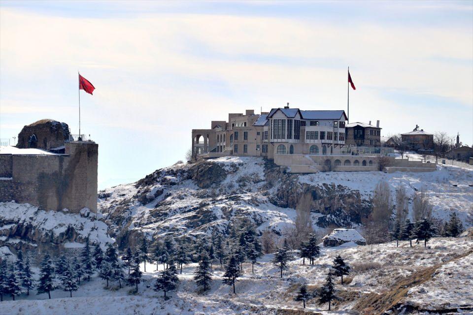 <p>Gece başlayan ve sabah saatlerinde etkili olan kar yağışı nedeniyle kentin y&uuml;ksek kesimleri beyaza b&uuml;r&uuml;nd&uuml;.</p>

<p>&nbsp;</p>
