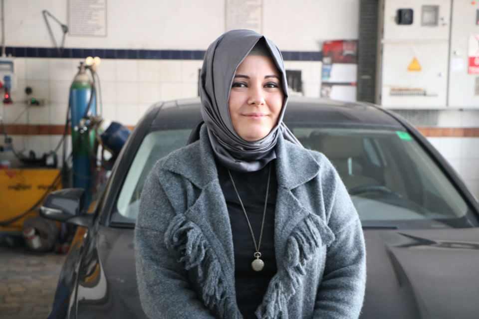 <p>Biz bu işe başlamadan önce bu işin erkek işi olduğunu düşünen insanlar vardı fakat biz başladıktan sonra bize ‘iyi ki geldiniz, iyi bu işi yapıyorsunuz’ dediler. Babam 40 yıllık esnaflık hayatı boyunca güzel dostlar biriktirmiş. Onların yardımı ve eşlerimizin desteğiyle çok güzel yerlere geldik. Biz eğer servisi kapatmış olsaydık babamıza çok büyük haksızlık etmiş olurduk. Eşlerimiz de bizi anladılar. Bizim arkamızda durup, bize çok büyük destek oldular, yardımcı oldular” diye konuştu.</p>