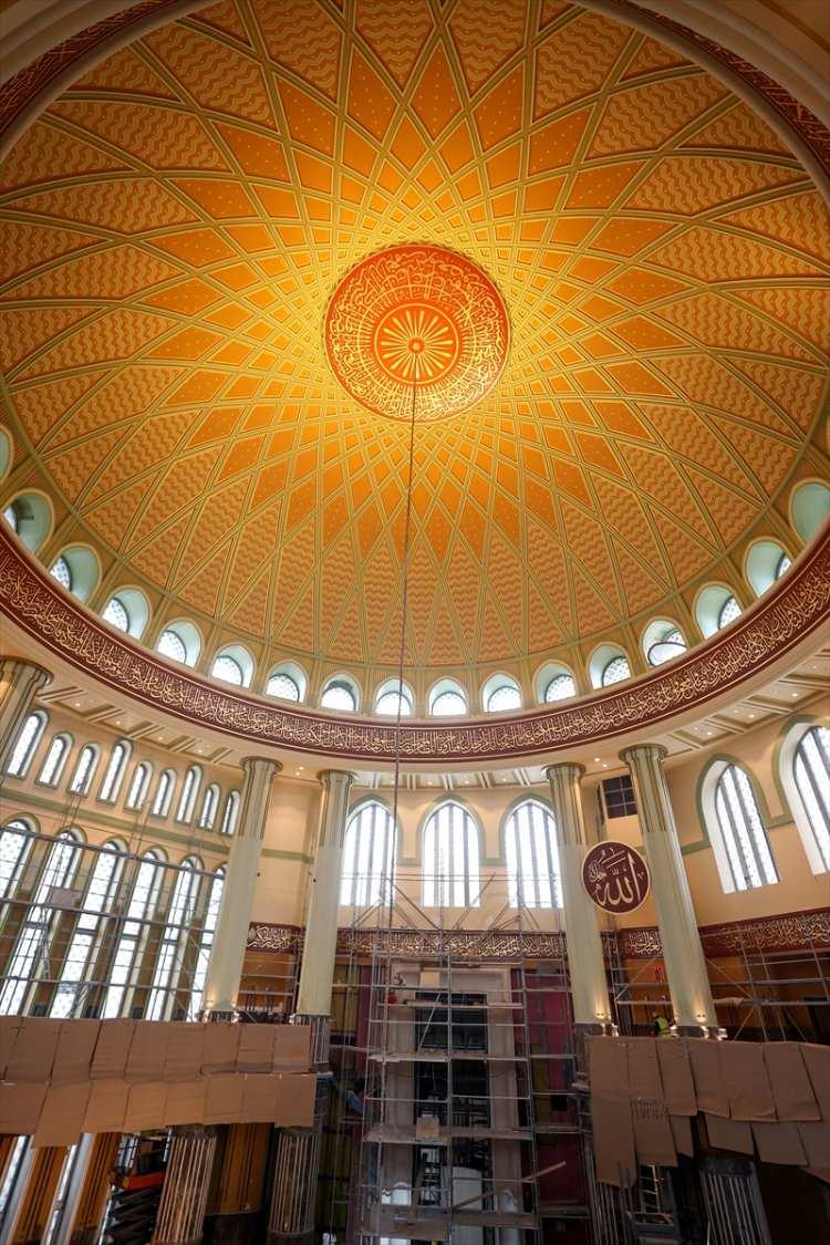 <p>Caminin hatlarındaki ana mekan kubbe göbek yazısında Fatiha Suresi, ana mekan kubbe kasnağında Al‐i İmran suresi, ana mekan orta kuşak yazısında Amenerrasulü olarak bilinen Bakara Suresinin 285 ve 286. ayetleri ile Haşr Suresinin 20-24. ayetleri, giriş kubbesi göbek yazısında İhlas Suresi, giriş kubbesi kasnak yazısında Ayet-el Kürsi ve sonraki ayet, ana kapı üstü yazısında Nisa Suresi 103'üncü ayetinin son kısmı ve İstiklal girişi kapı üstü yazısında ise Ra'd Suresinin 24'üncü ayeti yer alıyor. </p>
<p> </p>