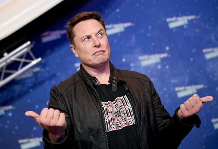 <p><strong>TESLA’NIN ÇİN’DE YÜKSELİŞİ VE ELON MUSK’IN CASUSLUK SUÇLAMALARIYLA MÜCADELESİ</strong></p>

<p>Tesla CEO’su Elon Musk, geçen salı günü Çin devlet televizyonuna verdiği kısa röportajda Çin’in  son beş yıllık ekonomik planında belirtilen karbon emisyonu hedeflerinden çok  etkilendiğini söyledi. Ancak, Tesla’nın Çinlilerin verilerinin nasıl ele alacağını dair endişeler hükümetin  askeri personel ve kilit hükümet çalışanları arasında araçların kullanımını kısıtladığı ifade edildi.  </p>
