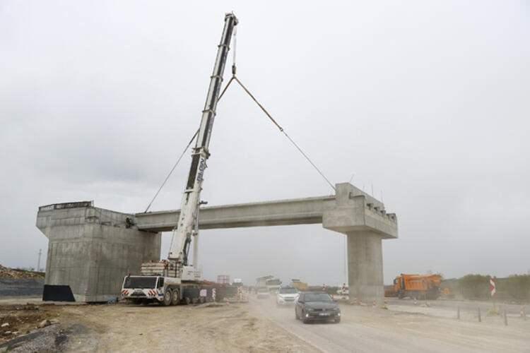 <p>Toplam uzunluğu 229 kilometre olan Halkalı-Kapıkule Demir Yolu Hattı tamamlandığında Türkiye ve Trans Avrupa ağları yüksek standartta birbirine bağlanacak.</p>
