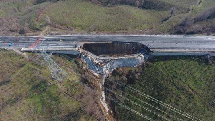 <p>Heyelanın korkutucu boyutu ise gün ağırınca ortaya çıktı.</p>
