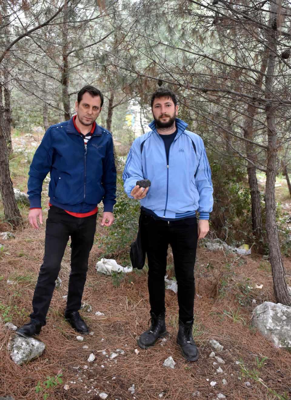 <p>Vatandaşlarımız ilk olarak mıklatıs çekiyorum ona baksınlar. Bir diğer kontrolü ise sırsız porselenle yapsınlar. Eğer taşı, sırsız porselene çizince siyah çizgi izi bırakıyorsa bu durumda şüpheli. </p>